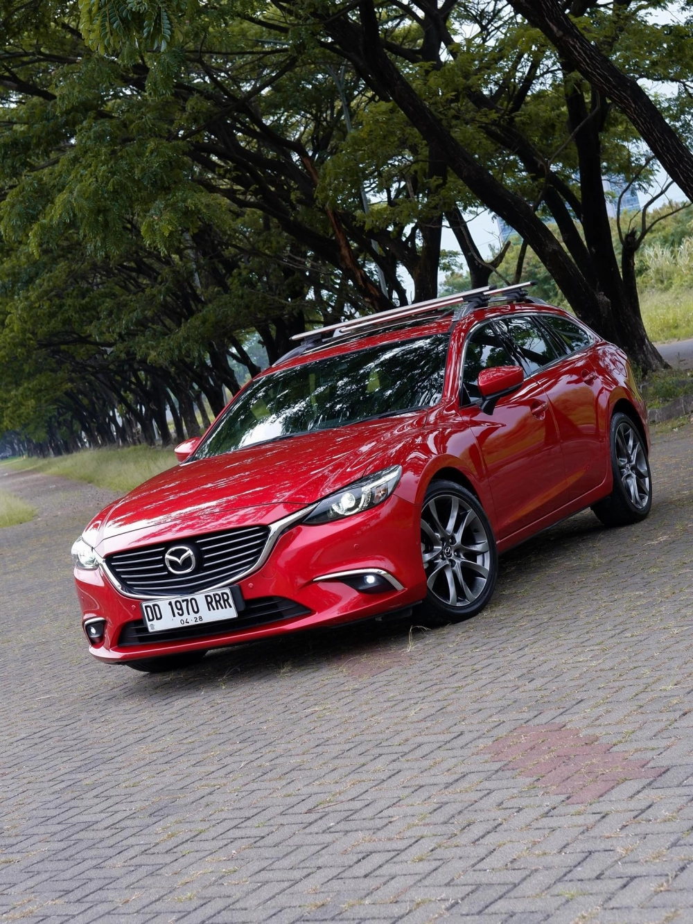 Xe đỏ Mazda 6 độ mâm màu xám chì thể thao kèm giá nóc