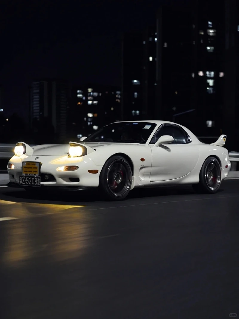 Ngoại thất thể thao mạnh mẽ Mazda RX7 ngoại thất thể thao