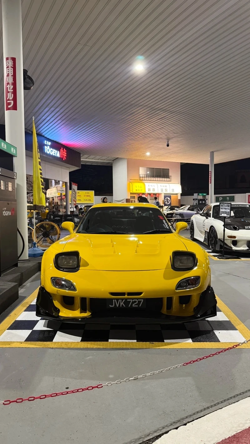 Sức mạnh vượt trội trên phố Mazda RX7 mạnh mẽ