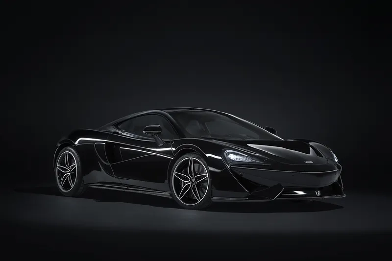Phong cách uy quyền với xe mclaren màu đen