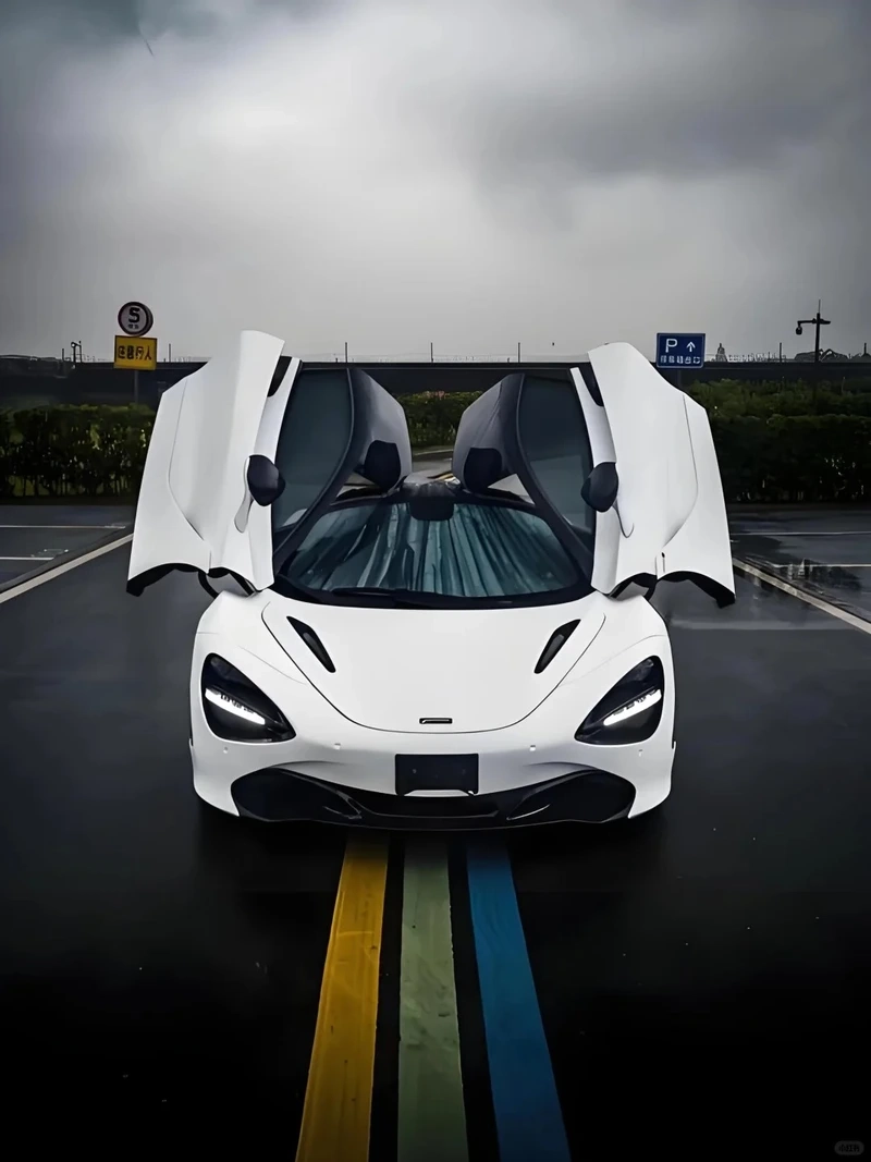 McLaren 720S phong cách hiện đại