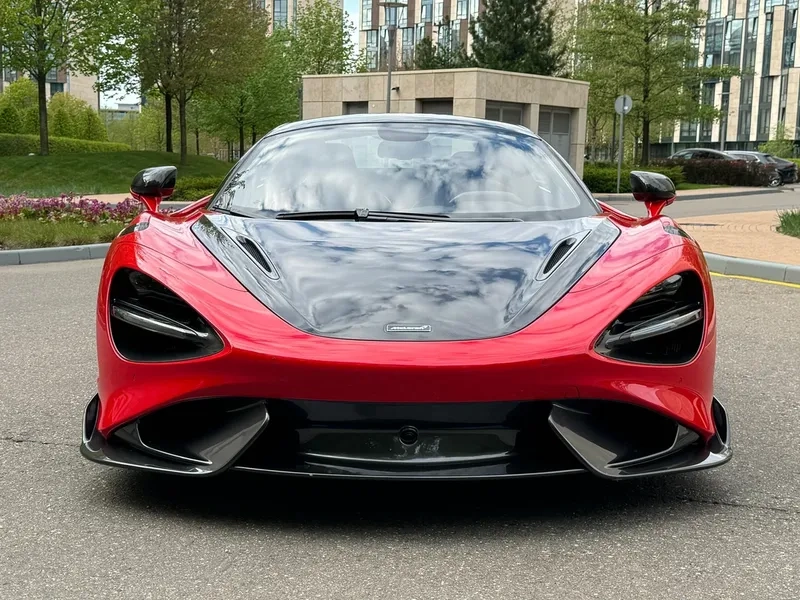 McLaren P1 siêu xe màu cam nổi bật giữa nắng