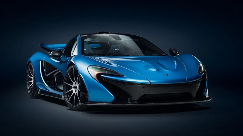 McLaren P1 màu cam nổi bật trên đường phố