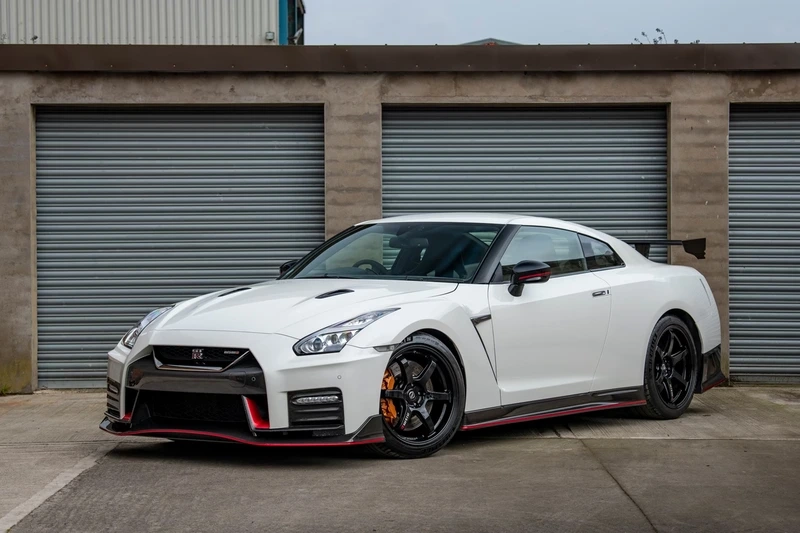Màu trắng nổi bật mọi góc Nissan GTR màu trắng