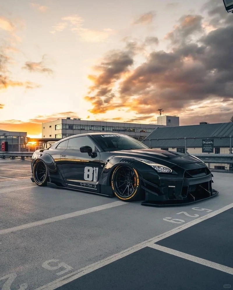 Lướt phố sang chảnh cùng Nissan GTR đường phố