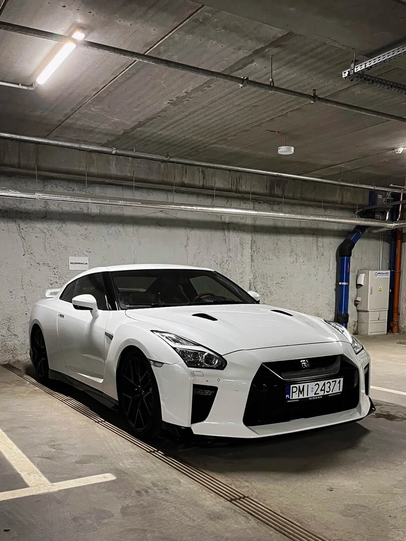 Tốc độ cao đầy mạnh mẽ Nissan GTR tốc độ cao