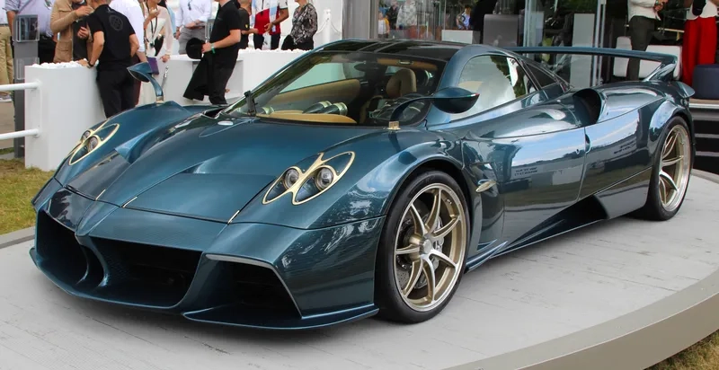 Xe pagani roadster mở cửa phô diễn thiết kế tinh tế