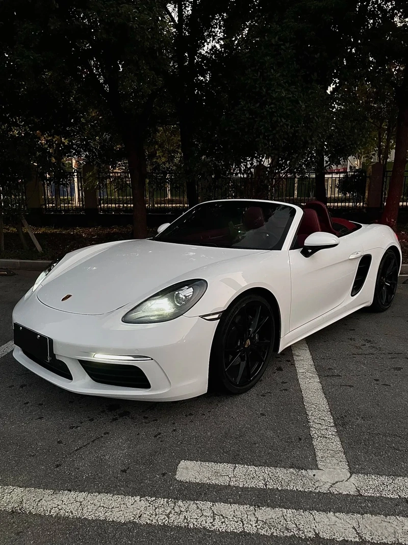 Màu trắng nổi bật mọi góc nhìn Porsche 718 màu trắng