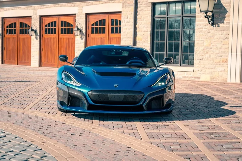Cảm giác rimac nevera tốc độ cao trên mọi cung đường