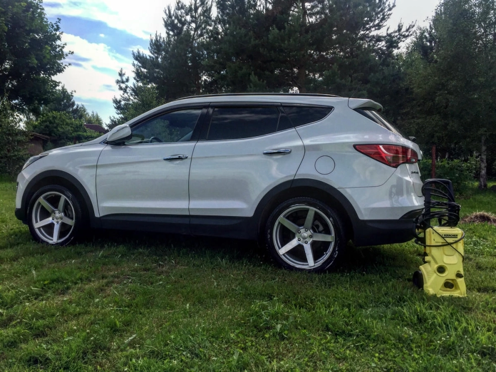 SantaFe độ mâm màu đồng viền đỏ phong cách độc đáo lạ