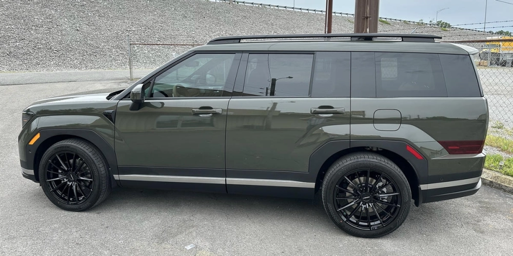 SantaFe độ mâm đúc hợp kim 5 chấu màu bạc xe màu đen sang trọng