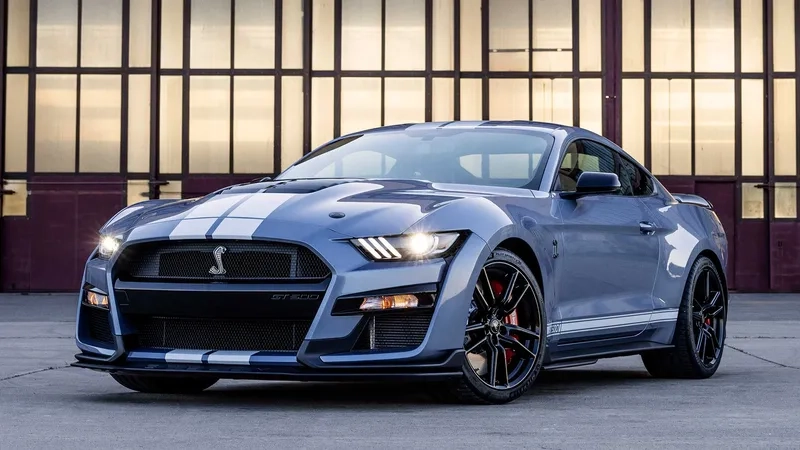 Xe shelby gt500 trên đường phố, nổi bật với dáng vẻ mạnh mẽ