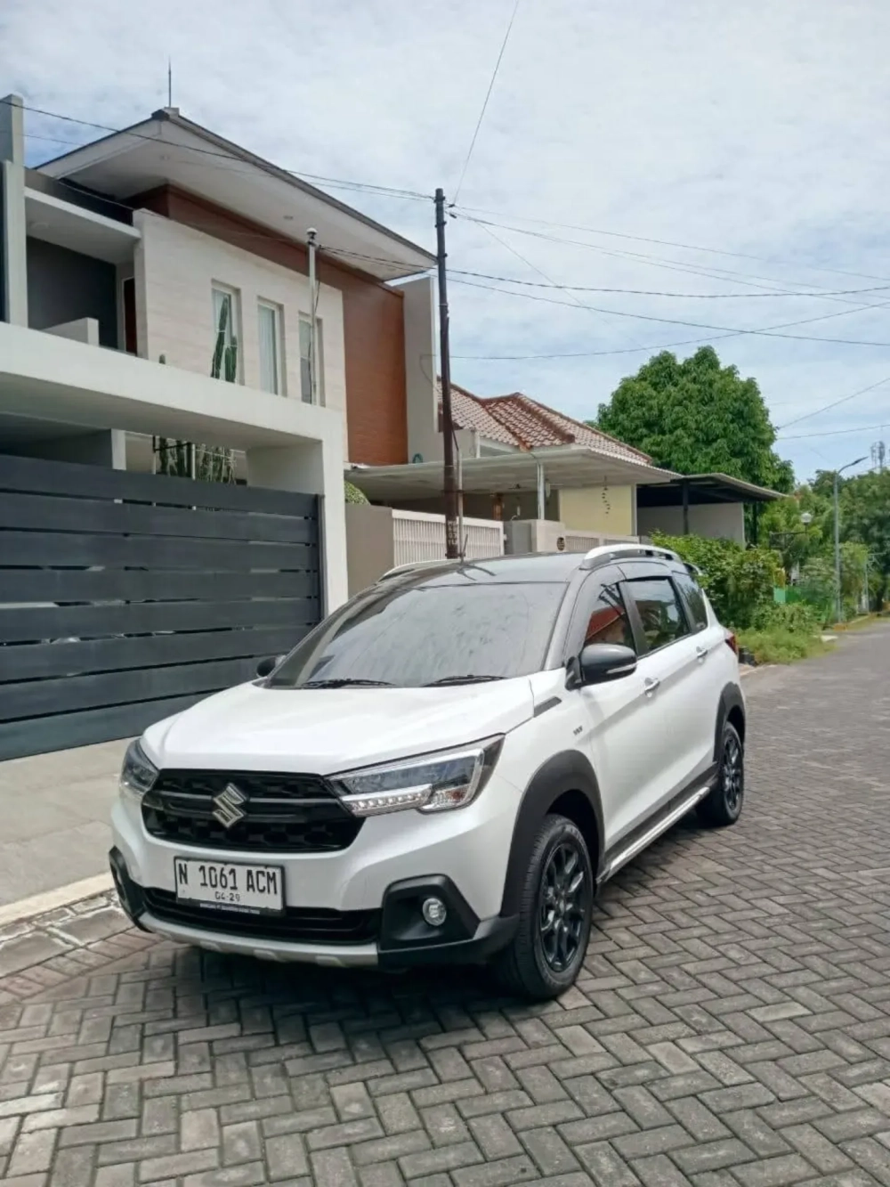 Xe Suzuki XL7 độ mâm đa chấu sơn đen giúp ngoại hình cứng cáp