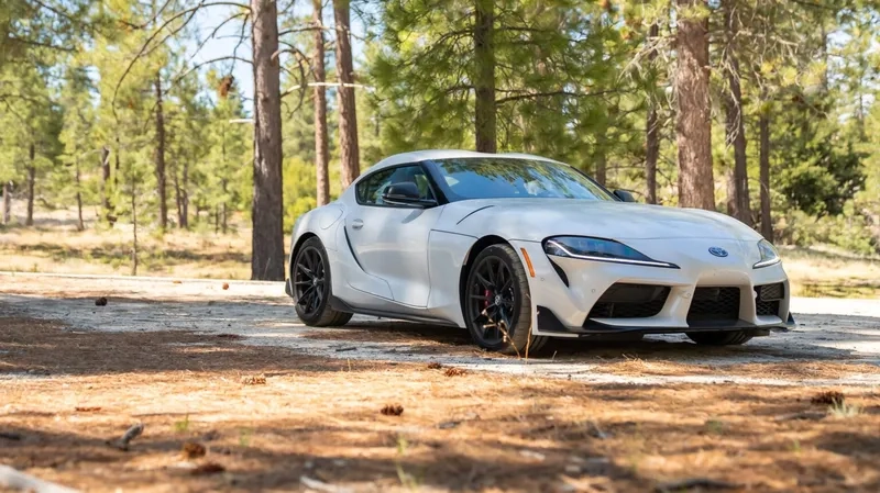 Xe toyota gr supra thu hút mọi ánh nhìn trên phố