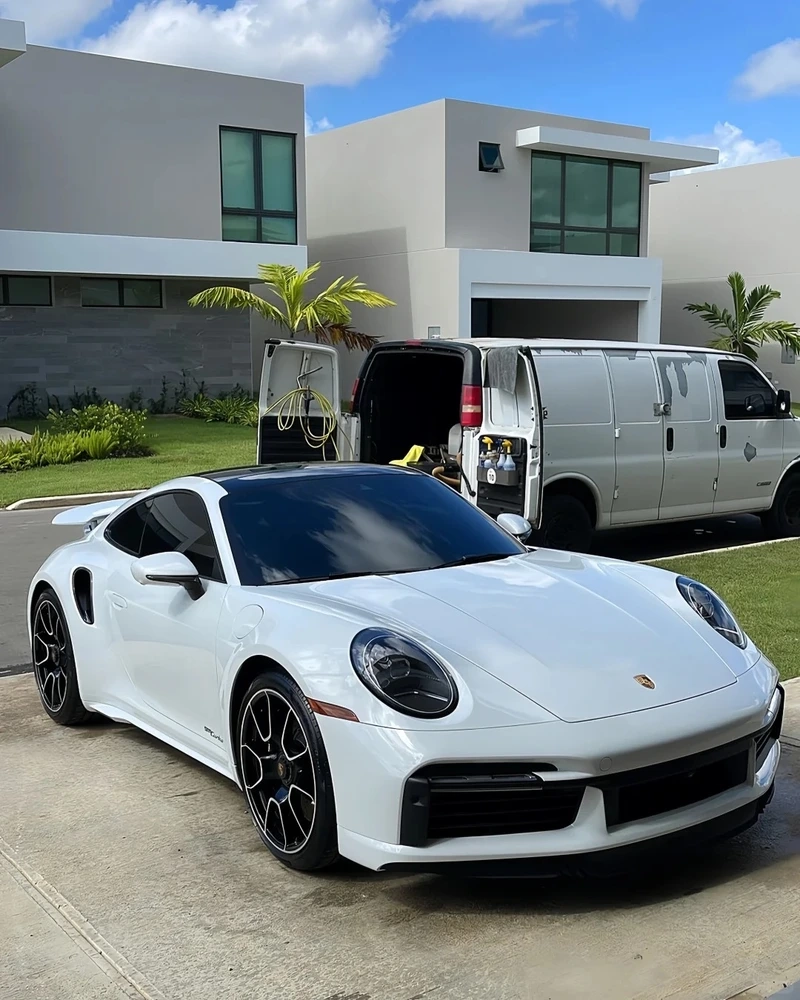 Tốc độ trên đường đua với xe 2 cửa đường đua