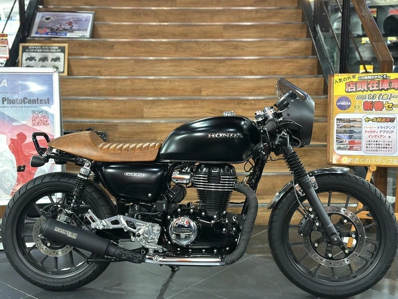 Cafe racer street nổi bật giữa phố đông