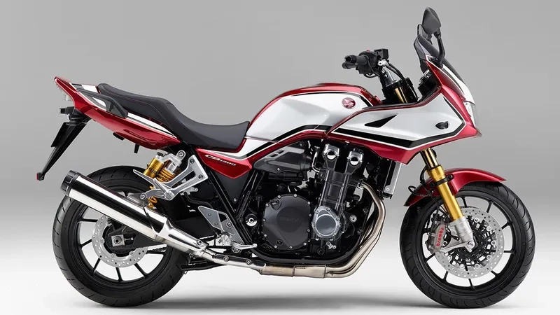 So sánh xe 4 máy và 2 máy