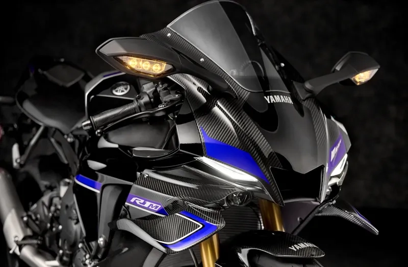 Chiếc R1 2022 tại đường đua