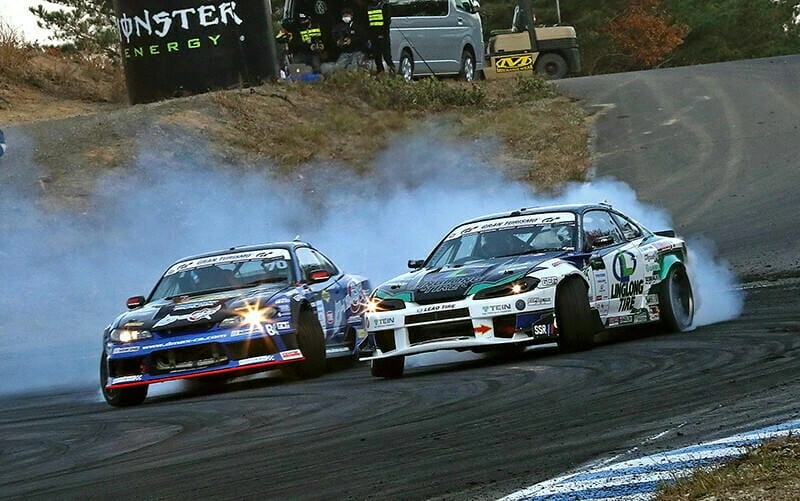 Siêu xe drift bùng nổ tốc độ trên đường đua