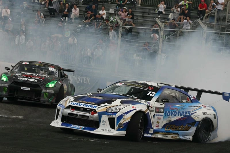 Xe đua drift chinh phục những khúc cua khó