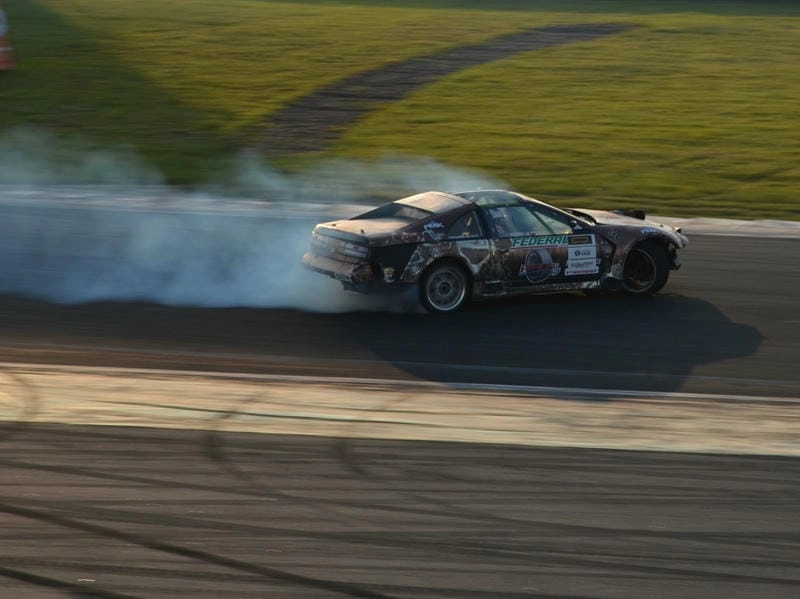 Drift xe thể thao thể hiện kỹ năng đỉnh cao