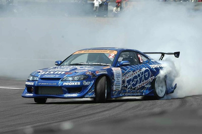 Drift xe tốc độ cao mang lại cảm giác mạnh